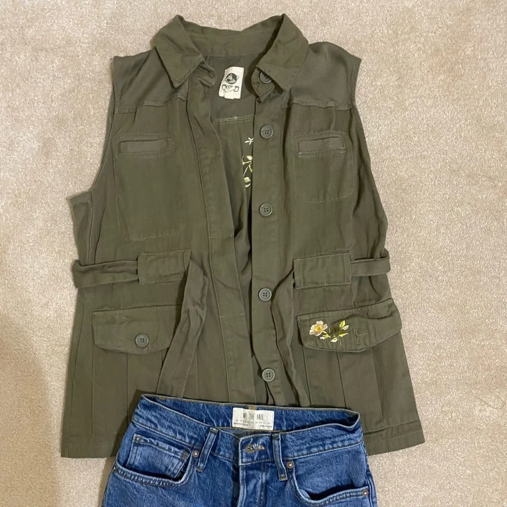 Retro floral military green vest - Picture 2 of 3